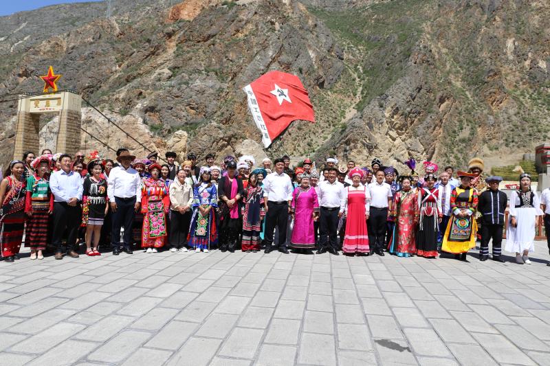 56个民族嘉宾在德钦共植“民族团结石榴林”(图2)