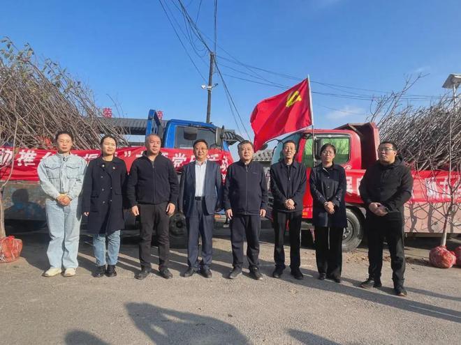 吕梁市总工会在峪口镇花家坡村开展“发展庭院经济 助力乡村振兴”樱桃树苗发放活动(图1)